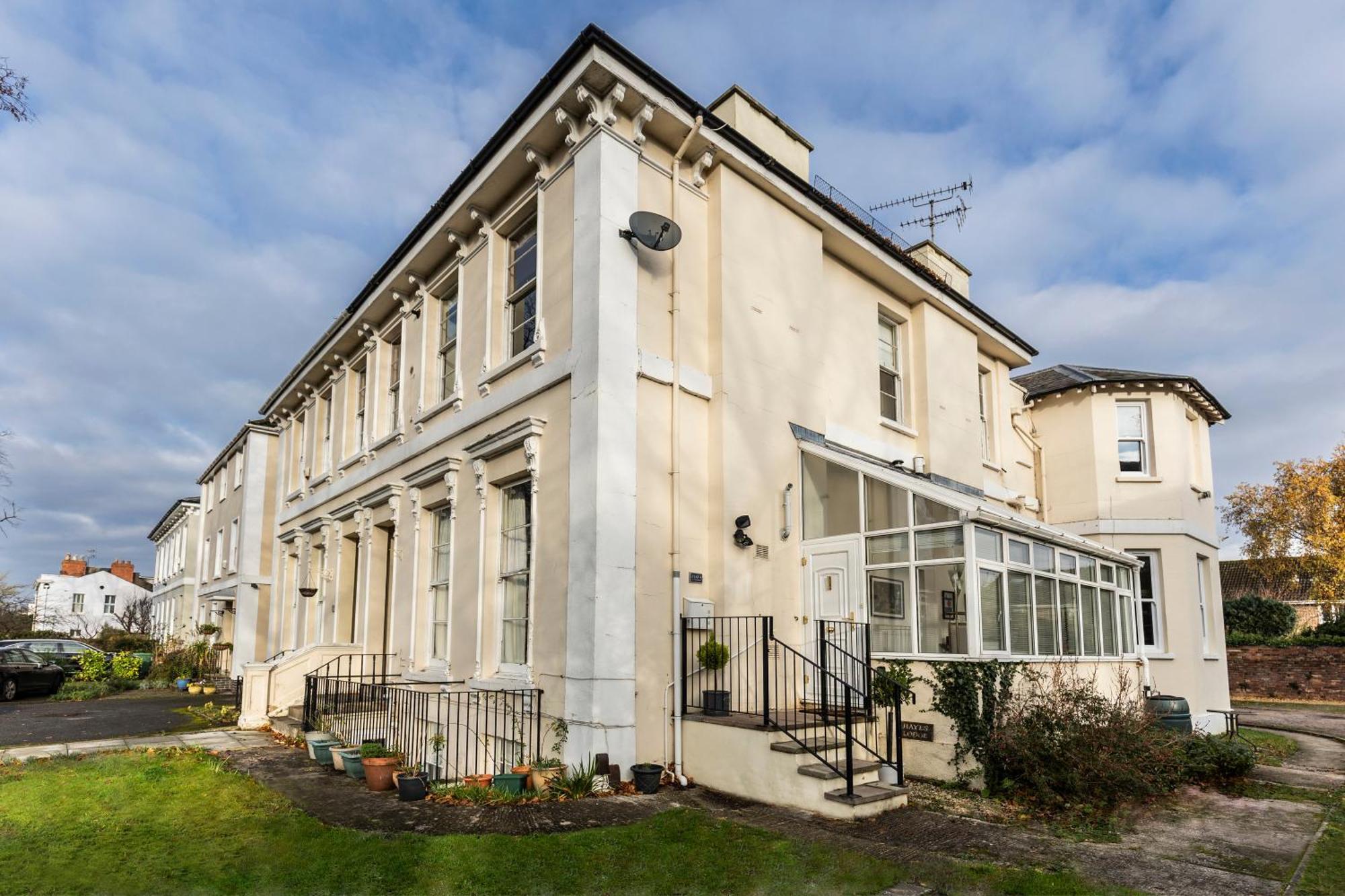 10 Sydenham - By Luxury Apartments Cheltenham Extérieur photo