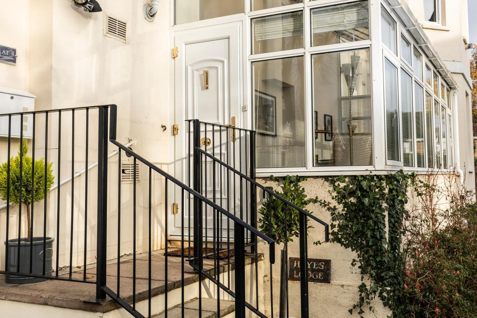 10 Sydenham - By Luxury Apartments Cheltenham Extérieur photo